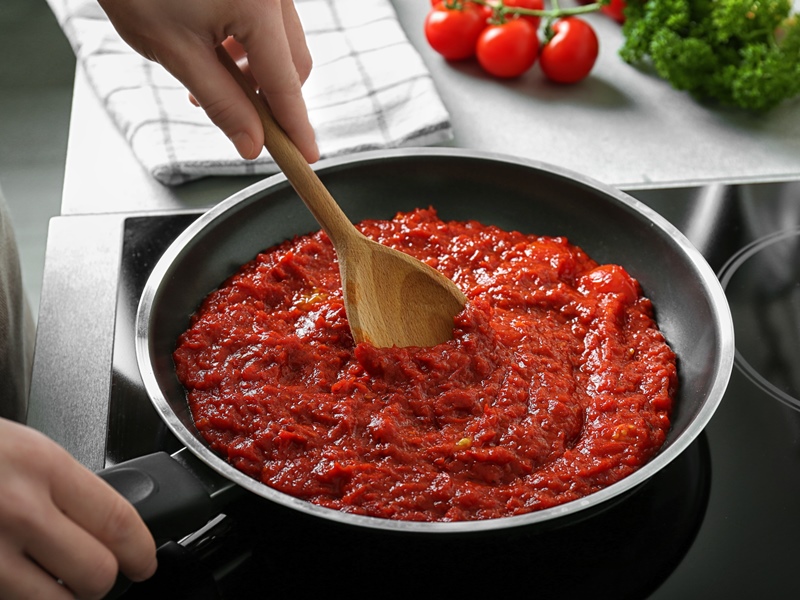 tomato paste can
